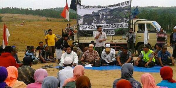 Aksi penolakan warga terhadap tambang karts dan rencana pembangunan pabrik, PT Semen Indonesia pada Mei 2014. Foto: Omahekendeng