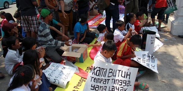 warga_bongkaran_aksi_balai_kota