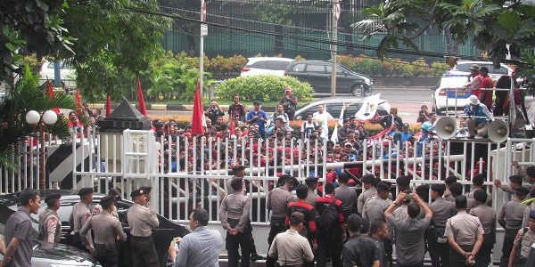 buruh_tuntut_kejati_keluarkan_skpp