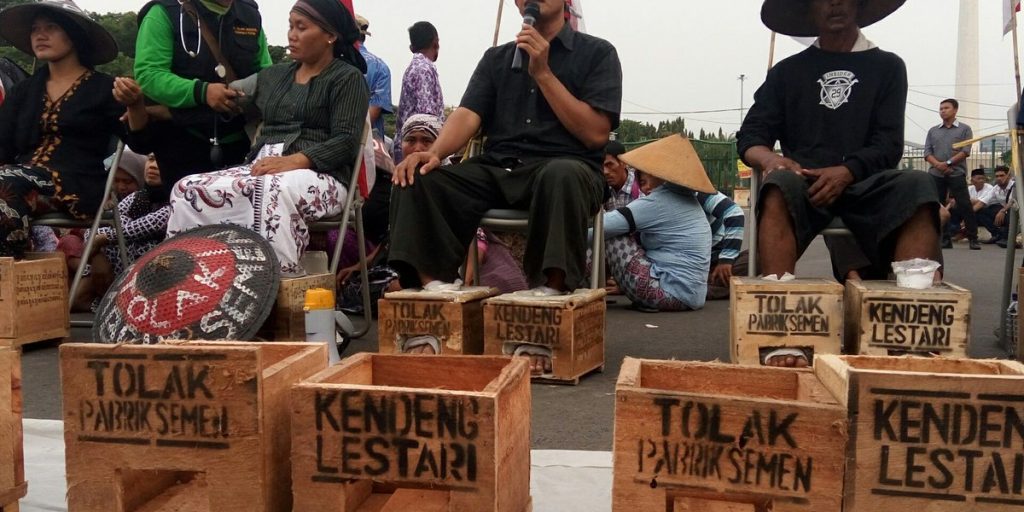 aksi tolak pabrik semen