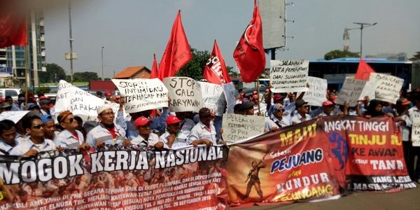 unjuk_rasa_awak_mobil_tangki_pertamina