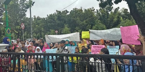 warga_kapuk_polga_unjuk_rasa_di_balai_kota