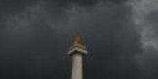 jakarta-kritis-slider Foto monas di bawah langit mendung