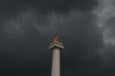 Foto monas di bawah langit mendung