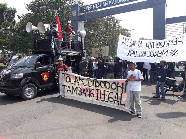 masyarakat_3_kecamatan_protes_truk_tambang_yang_rusak_jalan