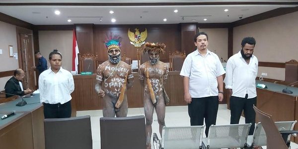 hakim_kembali_tunda_sidang_6_aktivis_papua_karena_pakaian_adat