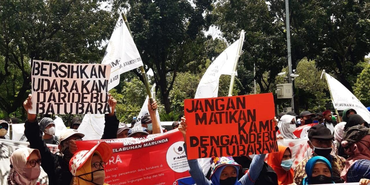 photo_2022-06-15_14-13-17 foto warga rusunawa marunda dalam aksi penolakan pencemaran debu batubara di depan kantor gubernur DKI Jakarta