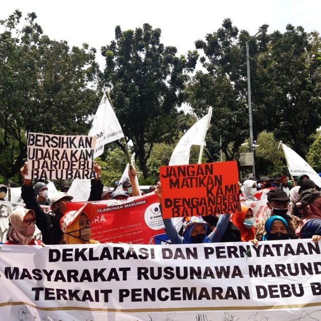 foto warga rusunawa marunda dalam aksi penolakan pencemaran debu batubara di depan kantor gubernur DKI Jakarta