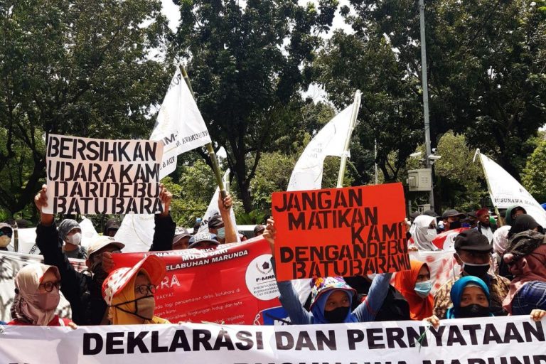 foto warga rusunawa marunda dalam aksi penolakan pencemaran debu batubara di depan kantor gubernur DKI Jakarta