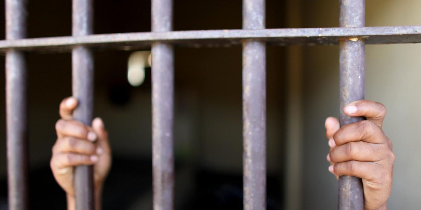 Gambar tangan di balik jeruji