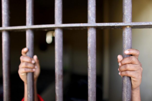 Gambar tangan di balik jeruji