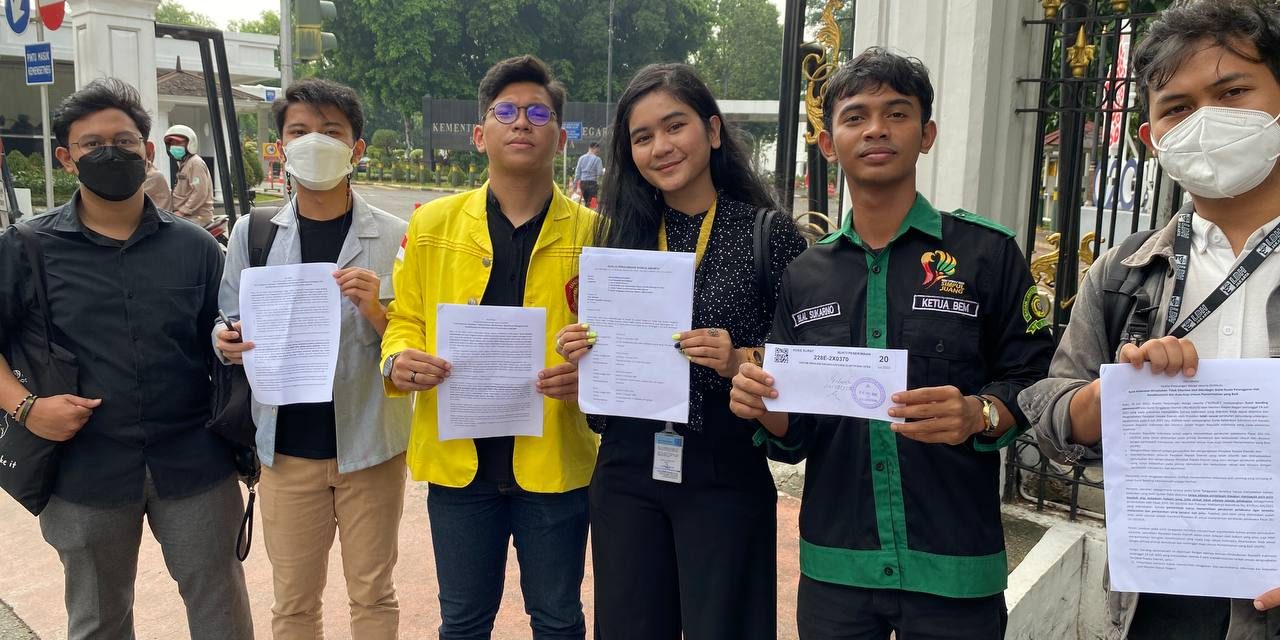 photo_6251490135766052986_y Foto perwakilan KOPAJA di depan gedung Setneg sambil menunjukkan dokumen Surat Banding Administratif