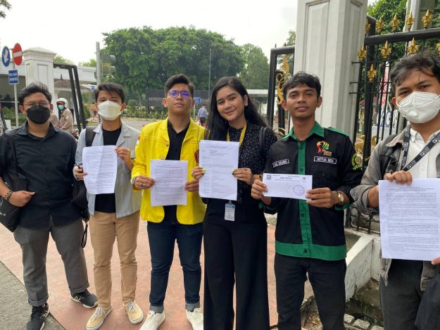 Foto perwakilan KOPAJA di depan gedung Setneg sambil menunjukkan dokumen Surat Banding Administratif
