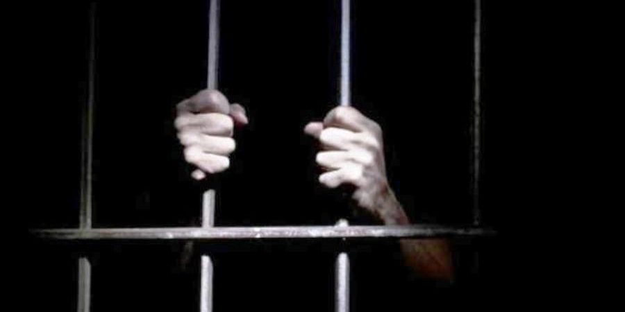 sel-tahanan-ilustrasi Foto tangan memegang jeruji penjara