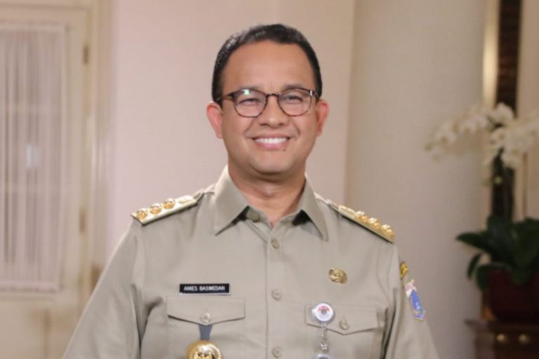 Anies Baswedan foto dengan seragam Gubernur