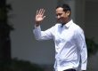 Nadiem Makarim melambaikan tangan dengan baju putih