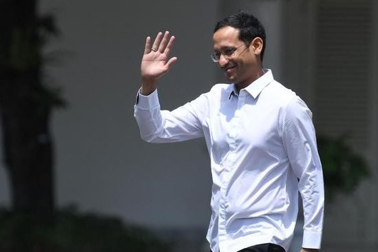 Nadiem Makarim melambaikan tangan dengan baju putih
