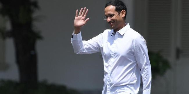 Nadiem Makarim Putih Nadiem Makarim melambaikan tangan dengan baju putih
