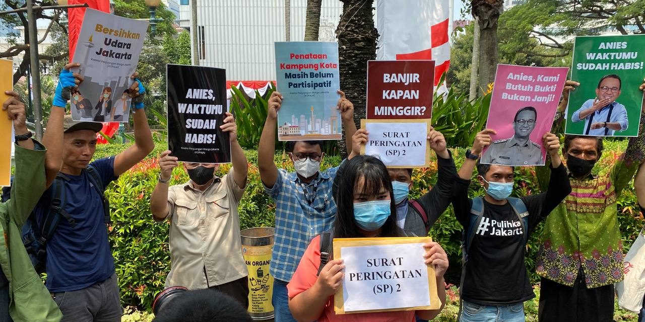 Foto para peserta aksi KOPAJA SP2 Anies Baswedan di depan Balaikota