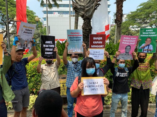 Foto para peserta aksi KOPAJA SP2 Anies Baswedan di depan Balaikota