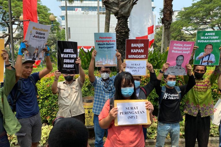 Foto para peserta aksi KOPAJA SP2 Anies Baswedan di depan Balaikota
