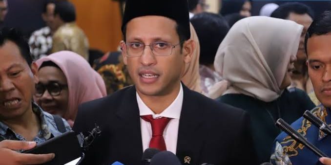 Nadiem Makarim menggunakan peci diwawancara oleh awak media