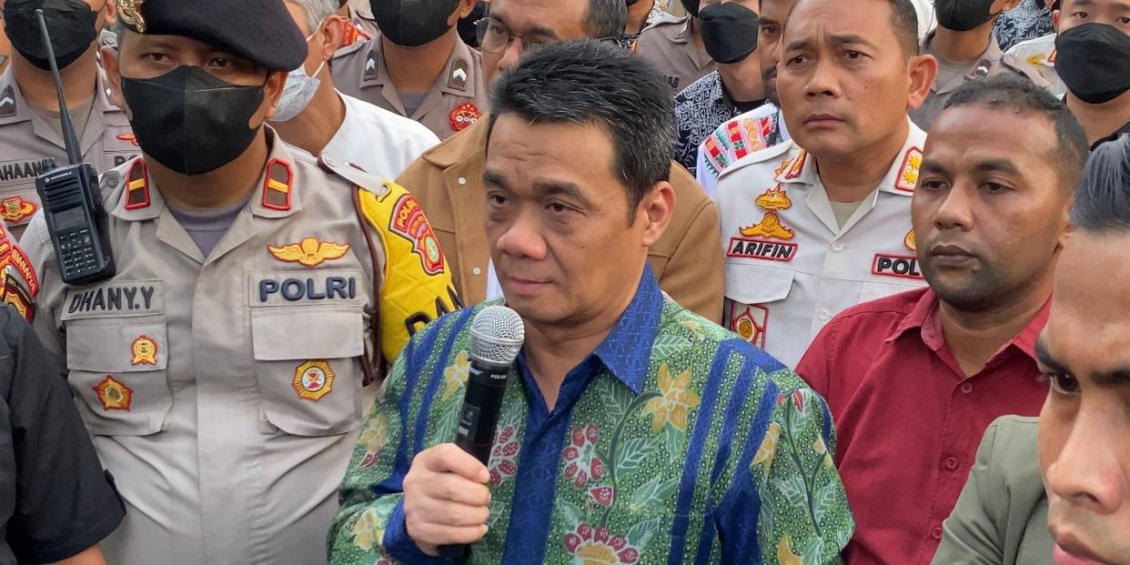 photo_6185876830918128251_y Riza Patria memegang Mic saat aksi 30 September 2022