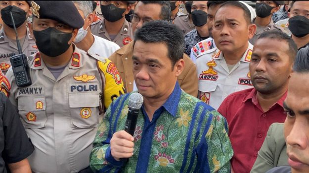 Riza Patria memegang Mic saat aksi 30 September 2022