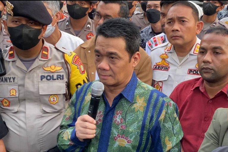 Riza Patria memegang Mic saat aksi 30 September 2022