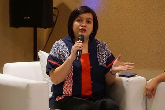 Komisioner Komnas HAM, Atnike Nova sedang duduk di sofa dan memegang mikorofon | foto oleh Irfan Adi Saputra/Kumparan