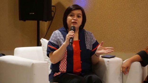 Komisioner Komnas HAM, Atnike Nova sedang duduk di sofa dan memegang mikorofon | foto oleh Irfan Adi Saputra/Kumparan