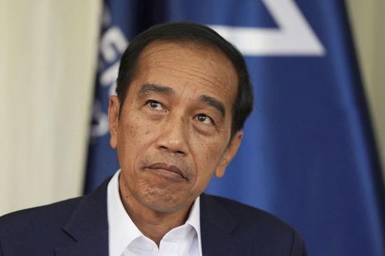 Foto Jokowi dengan kemeja putih dan jas hitam