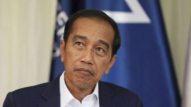 Foto Jokowi dengan kemeja putih dan jas hitam