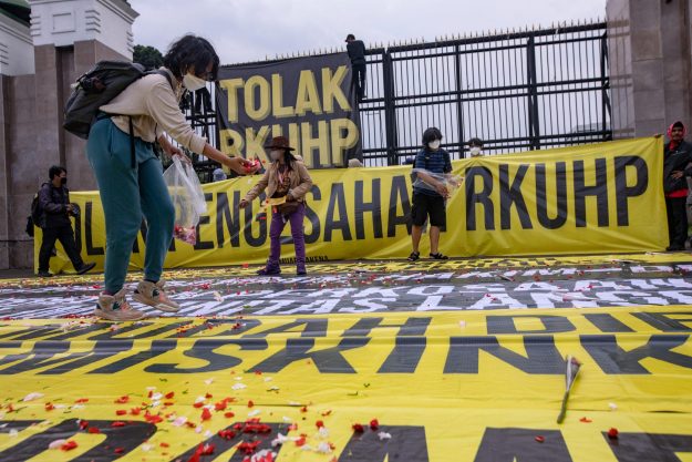 Tolak Pengesahan RKUHP, Aksi Tabur Bunga