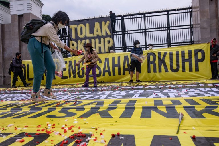 RKUHP, Rakyat, DPR, Pemerintah, Joko Widodo, Jokowi, Argumen, Indonesia Tolak Pengesahan RKUHP, Aksi Tabur Bunga