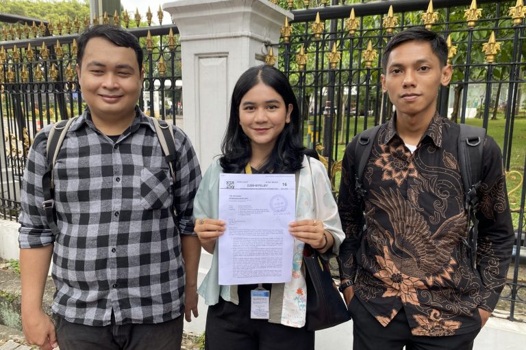 TAKA – Banding Administratif (16 Desember 2022) TAKA setelah menyerahkan banding administratif atas tindakan anti-sains KLHK di depan Kementerian Sekretariat Negara