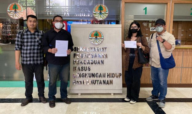 Tim Advokasi mengantarkan surat keberatan administratif di KLHK