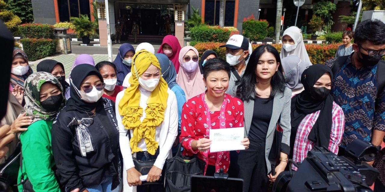 Orang Tua Murid dan Tim Advokasi SDN Pondok Cina 1 menyerahkan surat keberatan administratif ke Wali Kota Depok di Balaikota Depok Orang Tua Murid dan Tim Advokasi SDN Pondok Cina 1 menyerahkan surat keberatan administratif ke Wali Kota Depok di Balaikota Depok