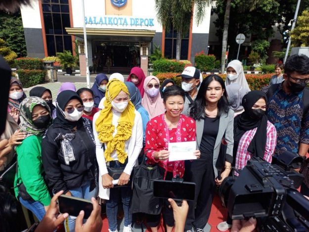 Orang Tua Murid dan Tim Advokasi SDN Pondok Cina 1 menyerahkan surat keberatan administratif ke Wali Kota Depok di Balaikota Depok