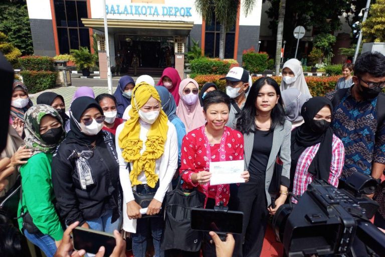 Orang Tua Murid dan Tim Advokasi SDN Pondok Cina 1 menyerahkan surat keberatan administratif ke Wali Kota Depok di Balaikota Depok