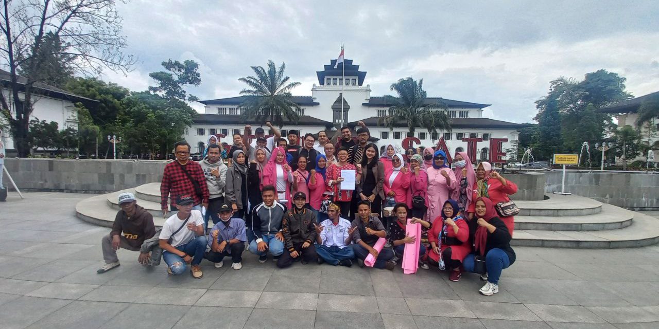 Tim Advokasi SDN Pondok Cina 1 bersama orang tua murid menyerakan Surat Banding Administratif ke Gubernur Jawa Barat