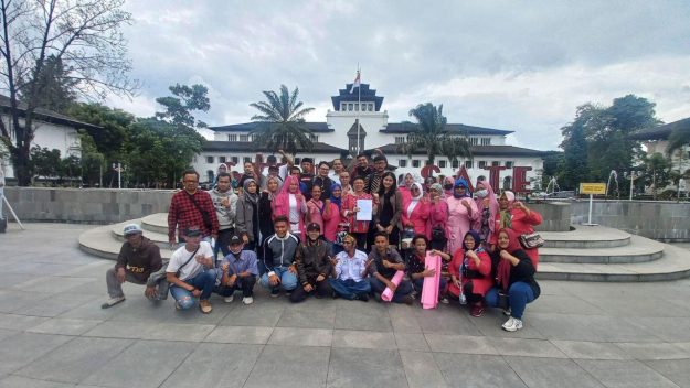 Tim Advokasi SDN Pondok Cina 1 bersama orang tua murid menyerakan Surat Banding Administratif ke Gubernur Jawa Barat