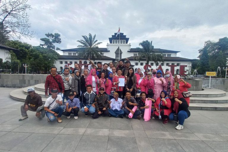 Tim Advokasi SDN Pondok Cina 1 bersama orang tua murid menyerakan Surat Banding Administratif ke Gubernur Jawa Barat