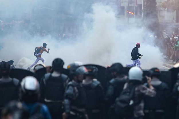 Sejumlah masa aksi demo 25 Agustus terlibat bentrokan dengan petugas kepolisian di kawasan Pejompongan, Jakarta, Senin (25/8/2025). (Salman Toyibi/Jawa Pos)