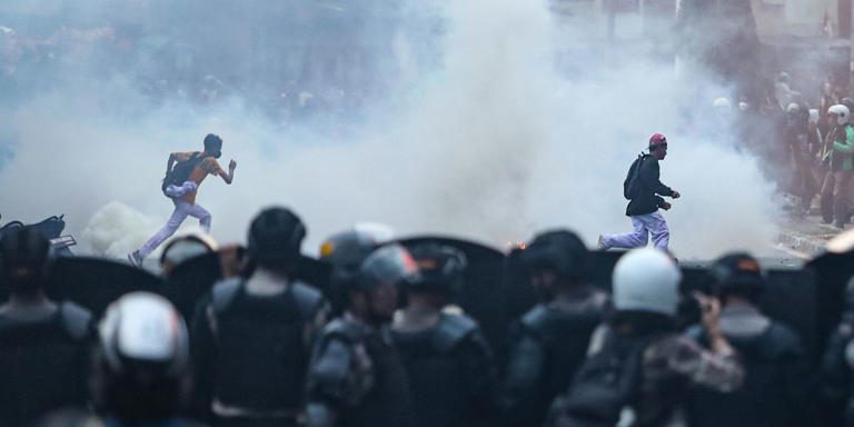 Sejumlah masa aksi demo 25 Agustus terlibat bentrokan dengan petugas kepolisian di kawasan Pejompongan, Jakarta, Senin (25/8/2025). (Salman Toyibi/Jawa Pos) Sejumlah masa aksi demo 25 Agustus terlibat bentrokan dengan petugas kepolisian di kawasan Pejompongan, Jakarta, Senin (25/8/2025). (Salman Toyibi/Jawa Pos)