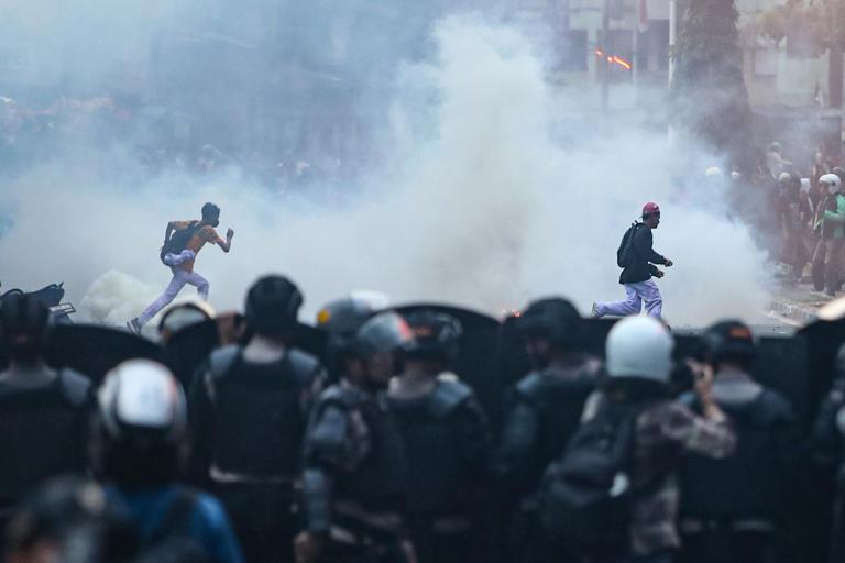 Sejumlah masa aksi demo 25 Agustus terlibat bentrokan dengan petugas kepolisian di kawasan Pejompongan, Jakarta, Senin (25/8/2025). (Salman Toyibi/Jawa Pos) Sejumlah masa aksi demo 25 Agustus terlibat bentrokan dengan petugas kepolisian di kawasan Pejompongan, Jakarta, Senin (25/8/2025). (Salman Toyibi/Jawa Pos)