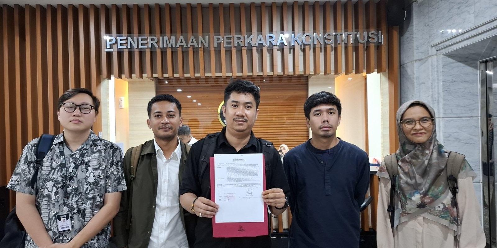 Tim Advokasi  Untuk Reformasi Sektor Keamanan “Serahkan Kesimpulan terhadap Perkara Pengujian Formil Revisi UU TNI, Koalisi Mendukung Mahkamah Konstitusi Untuk Independen dan Tegas dalam Memutus Pengujian Formil Revisi UU TNI” Tim Advokasi Untuk Reformasi Sektor Keamanan “Serahkan Kesimpulan terhadap Perkara Pengujian Formil Revisi UU TNI, Koalisi Mendukung Mahkamah Konstitusi Untuk Independen dan Tegas dalam Memutus Pengujian Formil Revisi UU TNI”
